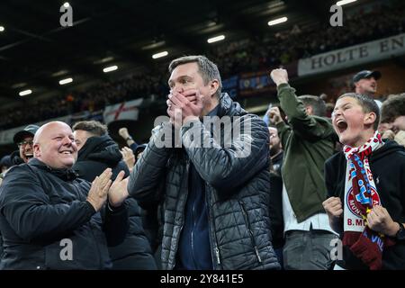 Birmingham, Großbritannien. Oktober 2024. Aston Villa Fans feiern das Tor ihrer Mannschaft, 1-0 während des Spiels der UEFA Champions League Aston Villa gegen Bayern München im Villa Park, Birmingham, Großbritannien, 2. Oktober 2024 (Foto: Gareth Evans/News Images) Credit: News Images LTD/Alamy Live News Stockfoto