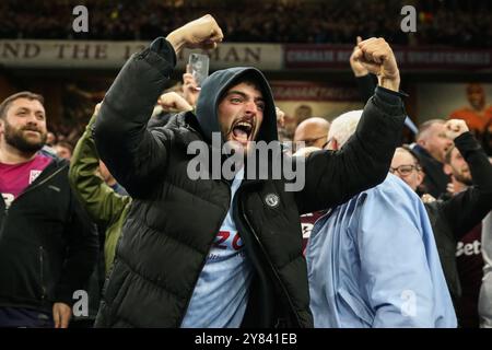 Birmingham, Großbritannien. Oktober 2024. Aston Villa Fans feiern das Tor ihrer Mannschaft, 1-0 während des Spiels der UEFA Champions League Aston Villa gegen Bayern München im Villa Park, Birmingham, Großbritannien, 2. Oktober 2024 (Foto: Gareth Evans/News Images) Credit: News Images LTD/Alamy Live News Stockfoto