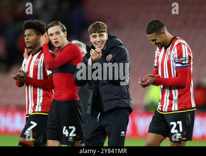 Sheffield, Großbritannien. Oktober 2024. Vinícius Souza von Sheffield United mit Ollie Arblaster von Sheffield United feiert während des Sky Bet Championship Matches in der Bramall Lane, Sheffield. Der Bildnachweis sollte lauten: Simon Bellis/Sportimage Credit: Sportimage Ltd/Alamy Live News Stockfoto