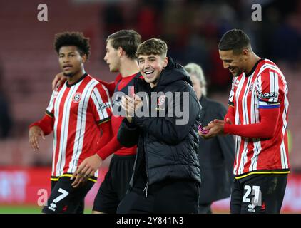 Sheffield, Großbritannien. Oktober 2024. Vinícius Souza von Sheffield United mit Ollie Arblaster von Sheffield United feiert während des Sky Bet Championship Matches in der Bramall Lane, Sheffield. Der Bildnachweis sollte lauten: Simon Bellis/Sportimage Credit: Sportimage Ltd/Alamy Live News Stockfoto