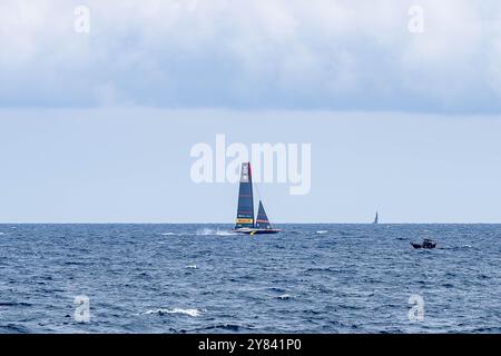 Barcelona, Spanien. Oktober 2024. Luna Rossa wurde beim Finale des America's Cup in Barcelona gesehen. Im Finale des America's Cup spielt Luna Rossa Prada Pirelli (Italien) gegen das INEOS Team UK (Großbritannien) in einem intensiven Kampf um die Segelherrschaft in den Gewässern Barcelonas. Quelle: SOPA Images Limited/Alamy Live News Stockfoto