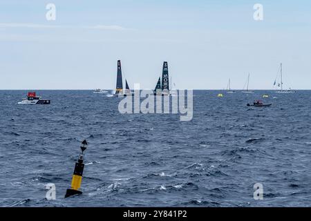 Barcelona, Spanien. Oktober 2024. INEOS und Luna Rossa wurden in den letzten Phasen des America's Cup gesehen. Im Finale des America's Cup spielt Luna Rossa Prada Pirelli (Italien) gegen das INEOS Team UK (Großbritannien) in einem intensiven Kampf um die Segelherrschaft in den Gewässern Barcelonas. Quelle: SOPA Images Limited/Alamy Live News Stockfoto