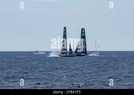 Barcelona, Spanien. Oktober 2024. INEOS und Luna Rossa wurden in den letzten Phasen des America's Cup gesehen. Im Finale des America's Cup spielt Luna Rossa Prada Pirelli (Italien) gegen das INEOS Team UK (Großbritannien) in einem intensiven Kampf um die Segelherrschaft in den Gewässern Barcelonas. Quelle: SOPA Images Limited/Alamy Live News Stockfoto