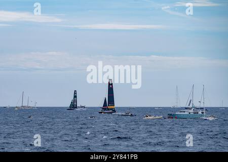 Barcelona, Spanien. Oktober 2024. INEOS und Luna Rossa wurden in den letzten Phasen des America's Cup gesehen. Im Finale des America's Cup spielt Luna Rossa Prada Pirelli (Italien) gegen das INEOS Team UK (Großbritannien) in einem intensiven Kampf um die Segelherrschaft in den Gewässern Barcelonas. Quelle: SOPA Images Limited/Alamy Live News Stockfoto