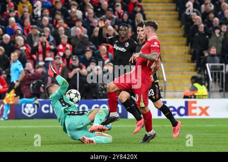 Liverpool, Großbritannien. Oktober 2024. Łukasz Skorupski von Bologna rettet Diogo Jota aus Liverpool während des UEFA Champions League - Stage Matches Liverpool gegen Bologna in Anfield, Liverpool, Vereinigtes Königreich, 2. Oktober 2024 (Foto: Craig Thomas/News Images) Credit: News Images LTD/Alamy Live News Stockfoto