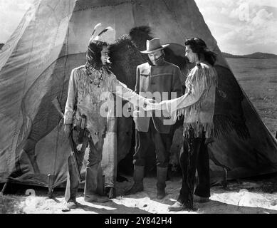 Keith Larson (links), John Lund (Mitte), Victor Mature (rechts), am Set des Western-Films „Chief Crazy Horse“, Universal Pictures, 1955 Stockfoto