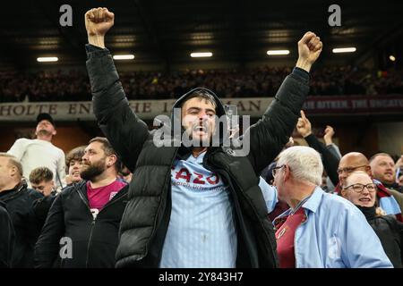 Birmingham, Großbritannien. Oktober 2024. Die Fans von Aston Villa feiern das Tor ihrer Mannschaft, 1-0 beim Spiel der UEFA Champions League Aston Villa gegen Bayern München im Villa Park, Birmingham, Großbritannien, 2. Oktober 2024 (Foto: Gareth Evans/News Images) in Birmingham, Großbritannien am 2. Oktober 2024. (Foto: Gareth Evans/News Images/SIPA USA) Credit: SIPA USA/Alamy Live News Stockfoto