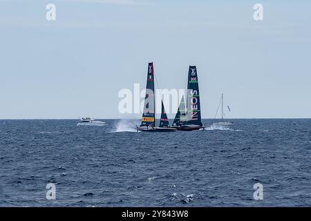 Barcelona, Spanien. Oktober 2024. INEOS und Luna Rossa wurden in den letzten Phasen des America's Cup gesehen. Im Finale des America's Cup spielt Luna Rossa Prada Pirelli (Italien) gegen das INEOS Team UK (Großbritannien) in einem intensiven Kampf um die Segelherrschaft in den Gewässern Barcelonas. (Foto: Simone Boccaccio/SOPA Images/SIPA USA) Credit: SIPA USA/Alamy Live News Stockfoto