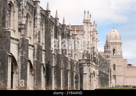 Außenansicht des Klosters Jeronimos in Lissabon, Portugal. Stockfoto