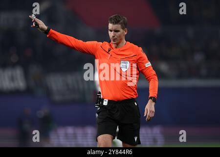 Leipzig, Deutschland. Oktober 2024. Fußball: Champions League, RB Leipzig - Juventus Turin, Vorrunde, Spieltag 2 in der Red Bull Arena, Schiedsrichter Francois Letexier gestikuliert. Quelle: Jan Woitas/dpa/Alamy Live News Stockfoto