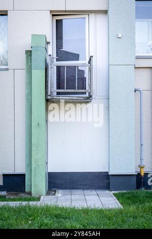 Der Fahrstuhl ist für Menschen mit Behinderungen ausgelegt. Appartementgebäude. Stockfoto