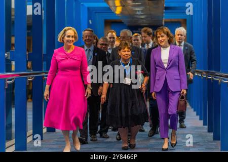 Birmingham, Großbritannien. OCT, 2024. Michal Berkner, die Frau von Robert Jenrick, überquert die Hyatt Link Bridge mit Mitgliedern seiner Familie und hilft, ihrem Mann beim Reden zu zusehen, während die Konservative Parteikonferenz zu Ende ging, als die vier potenziellen Kandidaten die letzten Reden auf der Bühne hielten, was weithin als ein sich verkleinerndes Rennen um die Führung der Tory-Partei angesehen wurde. Credit Milo Chandler/Alamy Live News Stockfoto