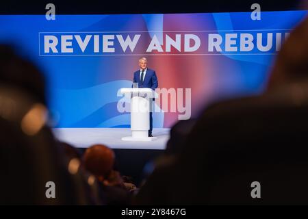Birmingham, Großbritannien. OCT, 2024. Stuart Andrew, der Chef-Peitsche der Konservativen, hält Bemerkungen vor den Führungsetaten, als die konservative Parteikonferenz zu Ende ging, als die vier potenziellen Kandidaten für die Führung der Tory-Partei letzte Reden auf der Bühne hielten, was weithin als ein sich verkleinerndes Rennen um die Führung der Tory-Partei angesehen wurde. Credit Milo Chandler/Alamy Live News Stockfoto