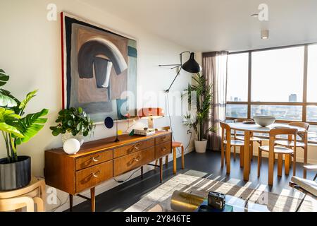 Das Innere eines renovierten Wohnzimmers im Balfron Tower wurde ursprünglich in Ernő Goldfinger, London, England entworfen Stockfoto