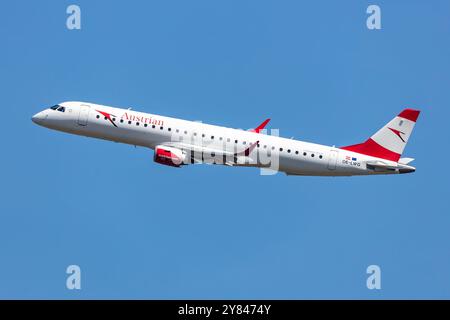 Wien, Österreich - 13. April 2024: Austrian Airlines Embraer ERJ-195 E195 Passagierflugzeug am Flughafen. Luftfahrt und Luftfahrt. Luftverkehr und Reisen. Stockfoto