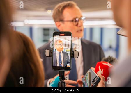 Birmingham, Großbritannien. OCT, 2024. Tom Tugenhat führt Interviews in den Medien durch, als die konservative Parteikonferenz zu Ende ging, als die vier potenziellen Führungskandidaten letzte Reden auf der Bühne hielten, in einem weit verbreiteten Rennen um die Führung der Tory-Partei. Credit Milo Chandler/Alamy Live News Stockfoto