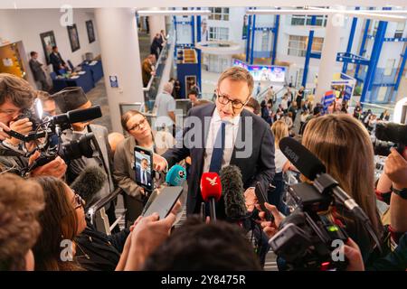 Birmingham, Großbritannien. OCT, 2024. Tom Tugenhat führt Interviews in den Medien durch, als die konservative Parteikonferenz zu Ende ging, als die vier potenziellen Führungskandidaten letzte Reden auf der Bühne hielten, in einem weit verbreiteten Rennen um die Führung der Tory-Partei. Credit Milo Chandler/Alamy Live News Stockfoto