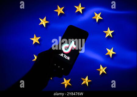 Polen. Oktober 2024. In dieser Fotoabbildung wird auf einem Smartphone ein TikTok-Logo mit der Flagge der Europäischen Union im Hintergrund angezeigt. (Foto von Omar Marques/SOPA Images/SIPA USA) *** ausschließlich für redaktionelle Nachrichten *** Credit: SIPA USA/Alamy Live News Stockfoto