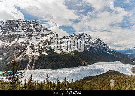 Unglaubliche Frühlingsszenen am Peyto Lake in den Kanadischen Rocky Mountains im Mai mit unglaublichen, leuchtend blauen Farben im See unter den massiven Bergen. Stockfoto