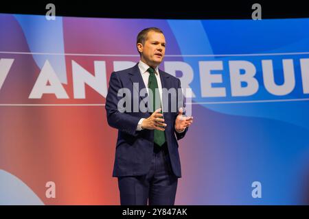 Birmingham, Großbritannien. OCT, 2024. Robert Jenrick hält seine Schlussrede zu den Führungskandidaten, als die konservative Parteikonferenz zu Ende ging, als die vier potenziellen Führungskandidaten letzte Reden auf der Bühne hielten, was weithin als ein enger werdendes Rennen um die Führung der Tory-Partei angesehen wurde. Credit Milo Chandler/Alamy Live News Stockfoto