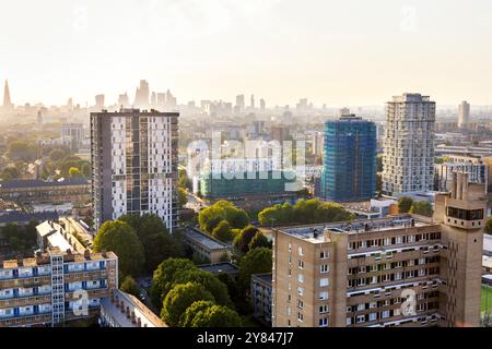 Blick auf Glenkerry House, Panoramaturm, High Line und die City of London vom Balfron Tower, London, England Stockfoto