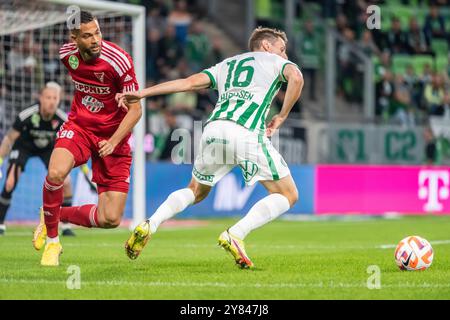 Budapest, Ungarn – 9. Oktober 2022. Ferencvaros Mittelfeldspieler Kristoffer Zachariassen und Debrecen linksverteidiger Charleston kurz vor dem ersten Tor Stockfoto