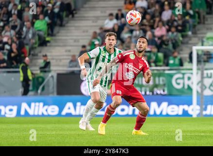 Budapest, Ungarn – 9. Oktober 2022. Ferencvaros Mittelfeldspieler Balint Vecsei und Debrecen-Stürmer Mark Szecsi während des ungarischen Liga-Spiels Ferencvaros vs Stockfoto