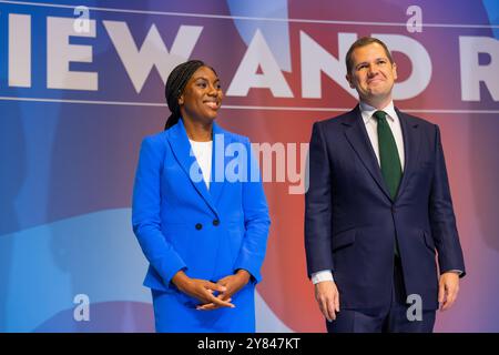Birmingham, Großbritannien. OCT, 2024. Robert Jenrick und Kemi Badenoch auf der Bühne kamen zum ersten Mal als konservative Parteikonferenz zu Ende, als die vier potenziellen Führungskandidaten letzte Reden auf der Bühne hielten, was weithin als ein sich verkleinerndes Rennen um die Führung der Tory-Partei angesehen wurde. Credit Milo Chandler/Alamy Live News Stockfoto