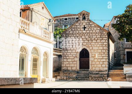 Kirche und Hauptplatz der Stadt Omisalj, Insel Krk in Kroatien. Stockfoto