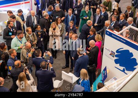 Birmingham, Großbritannien. OCT, 2024. Robert Jenrick posiert für Fotografien, als die konservative Parteikonferenz zu Ende ging, als die vier potenziellen Kandidaten der Führung auf der Bühne letzte Reden hielten, in einem weit verbreiteten Rennen um die Führung der Tory-Partei. Credit Milo Chandler/Alamy Live News Stockfoto