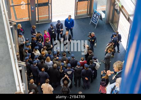 Birmingham, Großbritannien. OCT, 2024. Tom Tugenhat feiert mit seinem Team, als die konservative Parteikonferenz zu Ende ging, als die vier potenziellen Führungskandidaten letzte Reden auf der Bühne hielten, in einem allgemein als ein sich verkleinerndes Rennen um die Führung der Tory-Partei angesehen wurde. Credit Milo Chandler/Alamy Live News Stockfoto