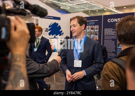 Birmingham, Großbritannien. OCT, 2024. George Osborne führt Interviews in den Medien durch, als die konservative Parteikonferenz zu Ende ging und die vier potenziellen Kandidaten der Führung letzte Reden auf der Bühne hielten. Credit Milo Chandler/Alamy Live News Stockfoto