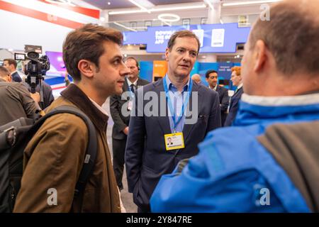 Birmingham, Großbritannien. OCT, 2024. George Osborne führt Interviews in den Medien durch, als die konservative Parteikonferenz zu Ende ging und die vier potenziellen Kandidaten der Führung letzte Reden auf der Bühne hielten. Credit Milo Chandler/Alamy Live News Stockfoto