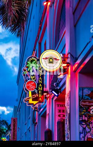 Neonschilder vor dem Guantanamera Cafe and Lounge Live-Musik-Veranstaltungsort Little Havana, Miami, Florida, USA Stockfoto