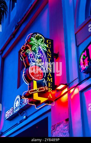 Neonschilder vor dem Guantanamera Cafe and Lounge Live-Musik-Veranstaltungsort Little Havana, Miami, Florida, USA Stockfoto