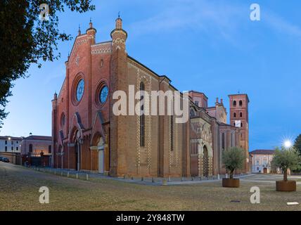 Asti - Kathedrale - Cattedrale di Santa Maria Assunta e San Gottardo - in der Abenddämmerung. Stockfoto