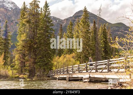 Unglaubliche Naturaussichten am Pyramid Lake im Jasper National Park während des Frühlings mit weiblichen Touristen, die auf dem berühmten, beliebten Brückengebiet Kanada stehen. Stockfoto