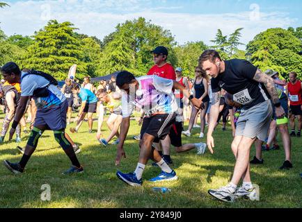 Eine Gruppenaufwärmphase in einem Park vor dem Start eines Halbmarathonrennens. Stockfoto