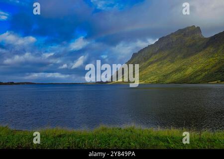 14. September 2024 Lofoten, Norwegen der Berg Gardneselva liegt stolz über dem Steirapollenfjord bei Knutstad auf der Insel Vestvageya Withi Stockfoto