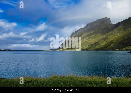 14. September 2024 Lofoten, Norwegen der Berg Gardneselva liegt stolz über dem Steirapollenfjord bei Knutstad auf der Insel Vestvageya Stockfoto