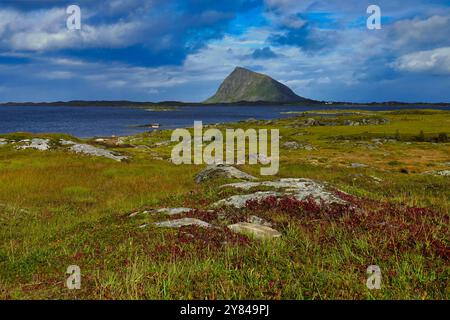 14. September 2024 Lofoten, Norwegen der Berg Gardneselva liegt stolz über dem Steirapollenfjord bei Knutstad auf der Insel Vestvageya Withi Stockfoto