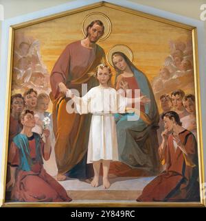 ASTI, ITALIEN - 11. SEPTEMBER 2024: Gemälde der Heiligen Familie in der Kirche Chiesa di San Giuseppe von Dalle Ceste (1961). Stockfoto