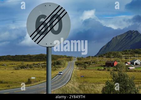 14. September 2024 Lofoten-Inseln, Norwegen einsames Auto auf der Autobahn E-10 bei Grundstadveien, Nordland auf Vestvageya innerhalb der Lofoten-Inseln, Norw Stockfoto