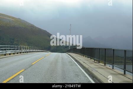 14 September 2024 Lofoten Inseln, Norwegen Gimsoystraumen bro (Brücke) bei Barstrand. Gims¿ysand, Lofoten-Inseln, Norwegen Stockfoto