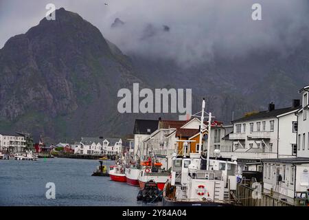 14. September 2024 Lofoten-Inseln, Norwegen Henningsvaer-Hafen in der Gemeinde VŒgan, Landkreis Nordland, Lofoten-Inseln, Norwegen Stockfoto