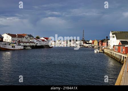 14. September 2024 Lofoten-Inseln, Norwegen Henningsvaer-Hafen in der Gemeinde VŒgan, Landkreis Nordland, Lofoten-Inseln, Norwegen Stockfoto