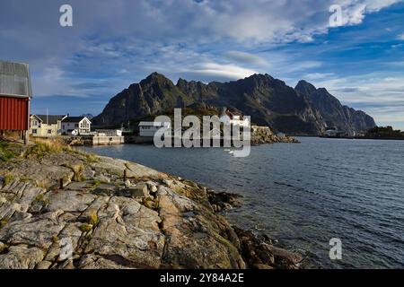 14. September 2024 Lofoten-Inseln, Norwegen Henningsvaer-Hafen in der Gemeinde VŒgan, Landkreis Nordland, Lofoten-Inseln, Norwegen Stockfoto