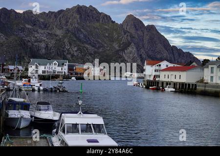 14. September 2024 Lofoten-Inseln, Norwegen Henningsvaer-Hafen in der Gemeinde VŒgan, Landkreis Nordland, Lofoten-Inseln, Norwegen Stockfoto