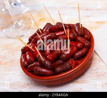 Heiße spanische Würstchen, Chistorritas auf Spieße Stockfoto