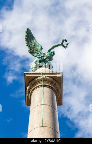 Kriegsdenkmal zum Gedenken an Soldaten aus den ersten amd-Zweiten Weltkriegen. Ein bronzener Winged Victory, Goddess Nike sunderland, tyne & Wear, mowbray Park Stockfoto